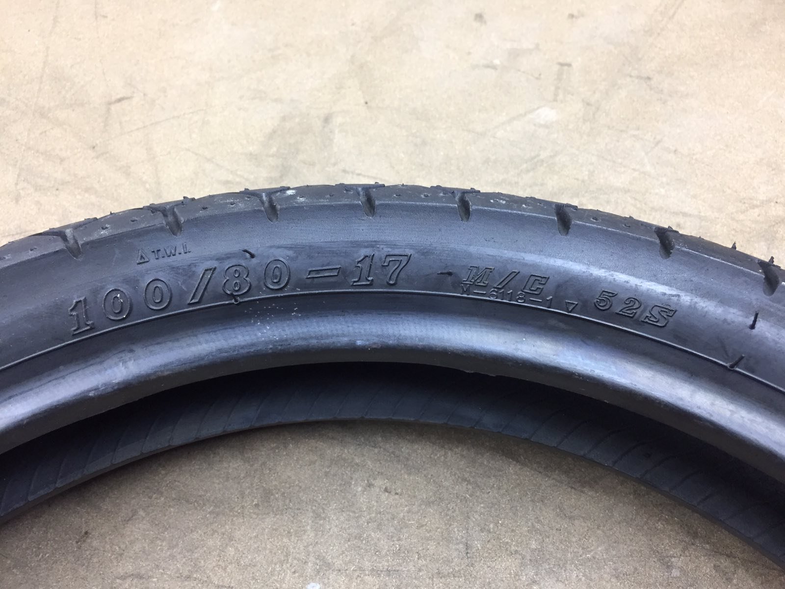 100/80 R17 Maxxis 
