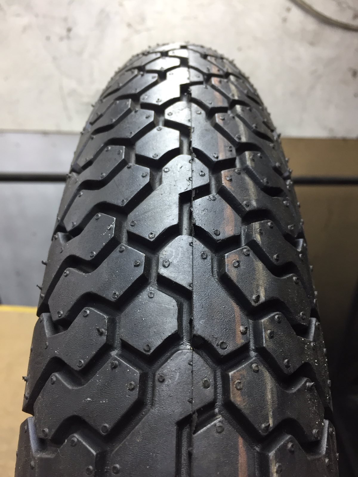 100/80 R17 Maxxis 