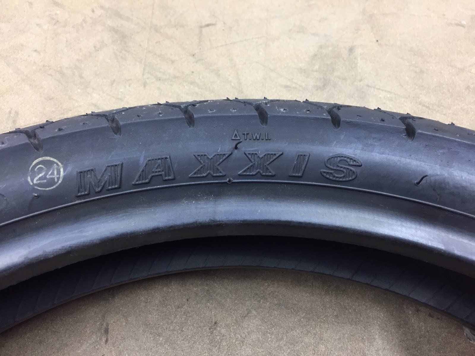 100/80 R17 Maxxis 
