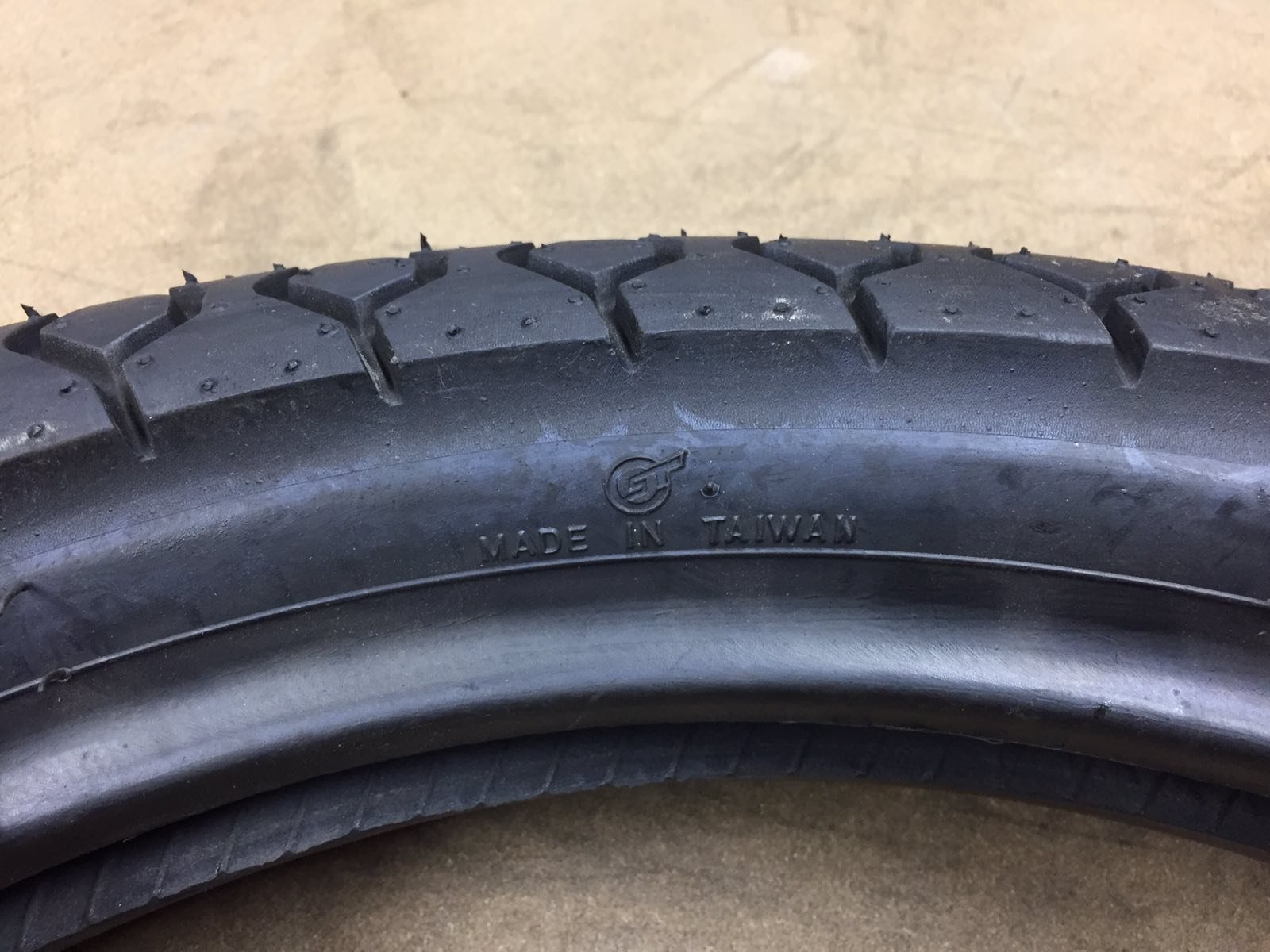 100/80 R17 Maxxis 