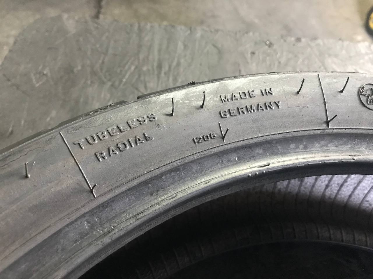 160/60 R18 Metzeler Roadtec Z6