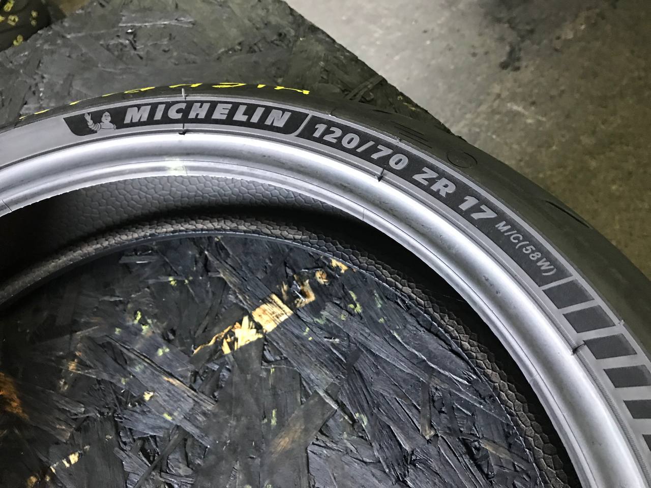 120/70 R17 Michelin Power GP