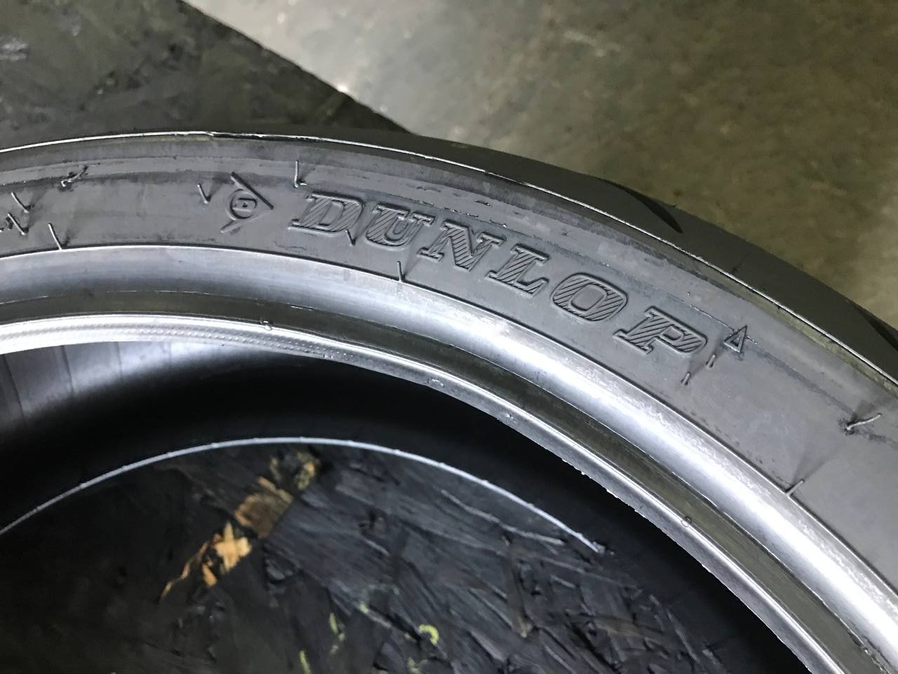 180/55 R17 Dunlop SportMax D214
