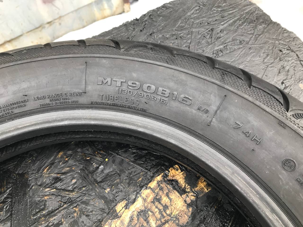 130/90 R16 Avon AV91 Cobra Chrome