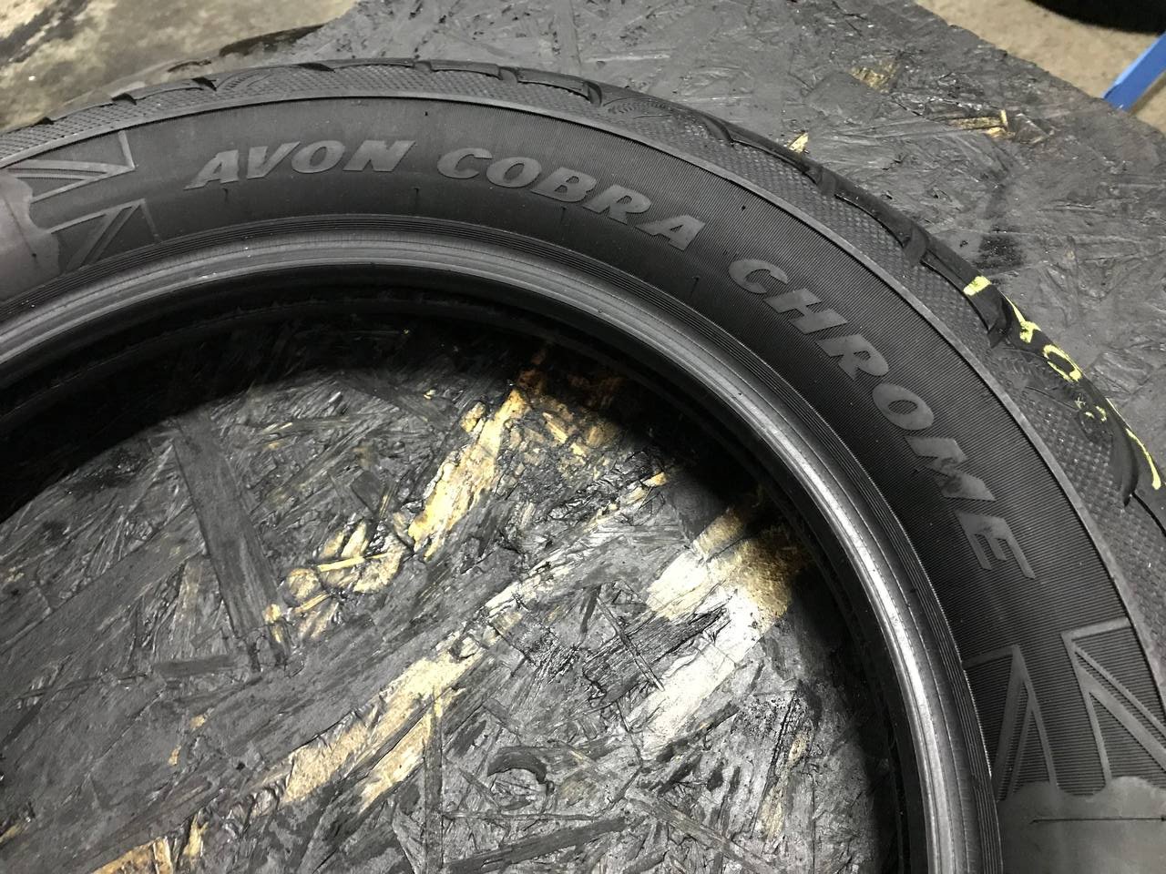 130/90 R16 Avon AV91 Cobra Chrome