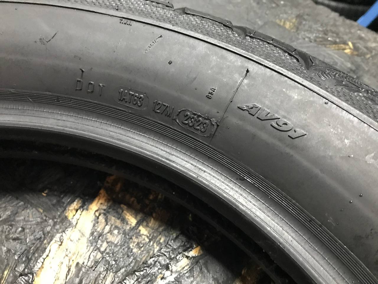 130/90 R16 Avon AV91 Cobra Chrome
