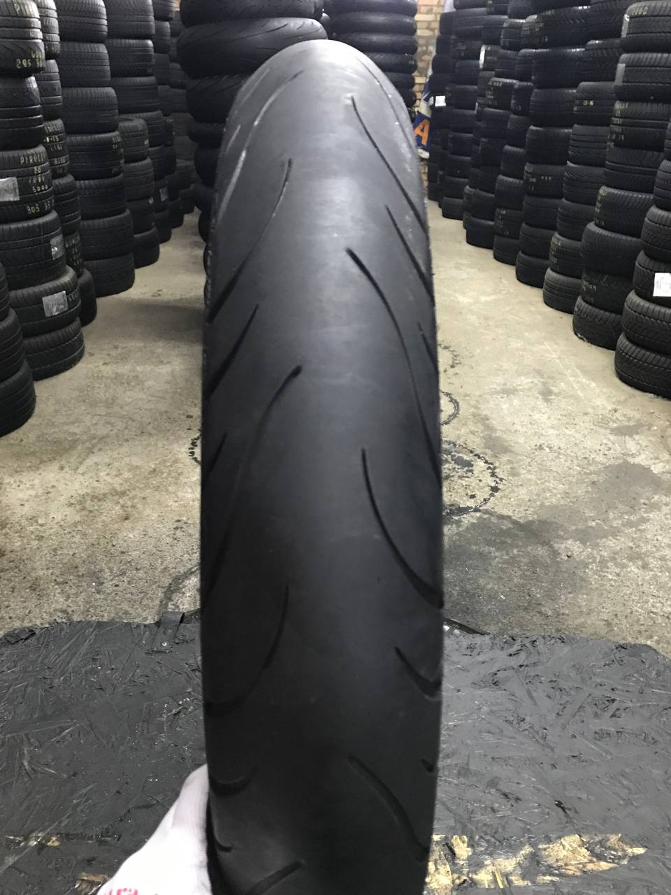 130/90 R16 Avon AV91 Cobra Chrome