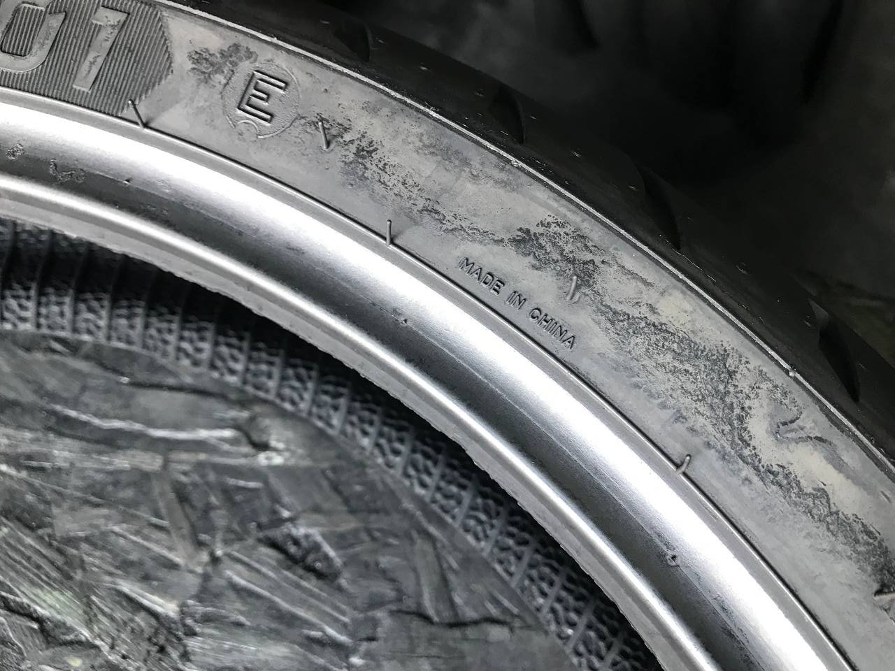 120/70 R17 Metzeler Roadtec 01