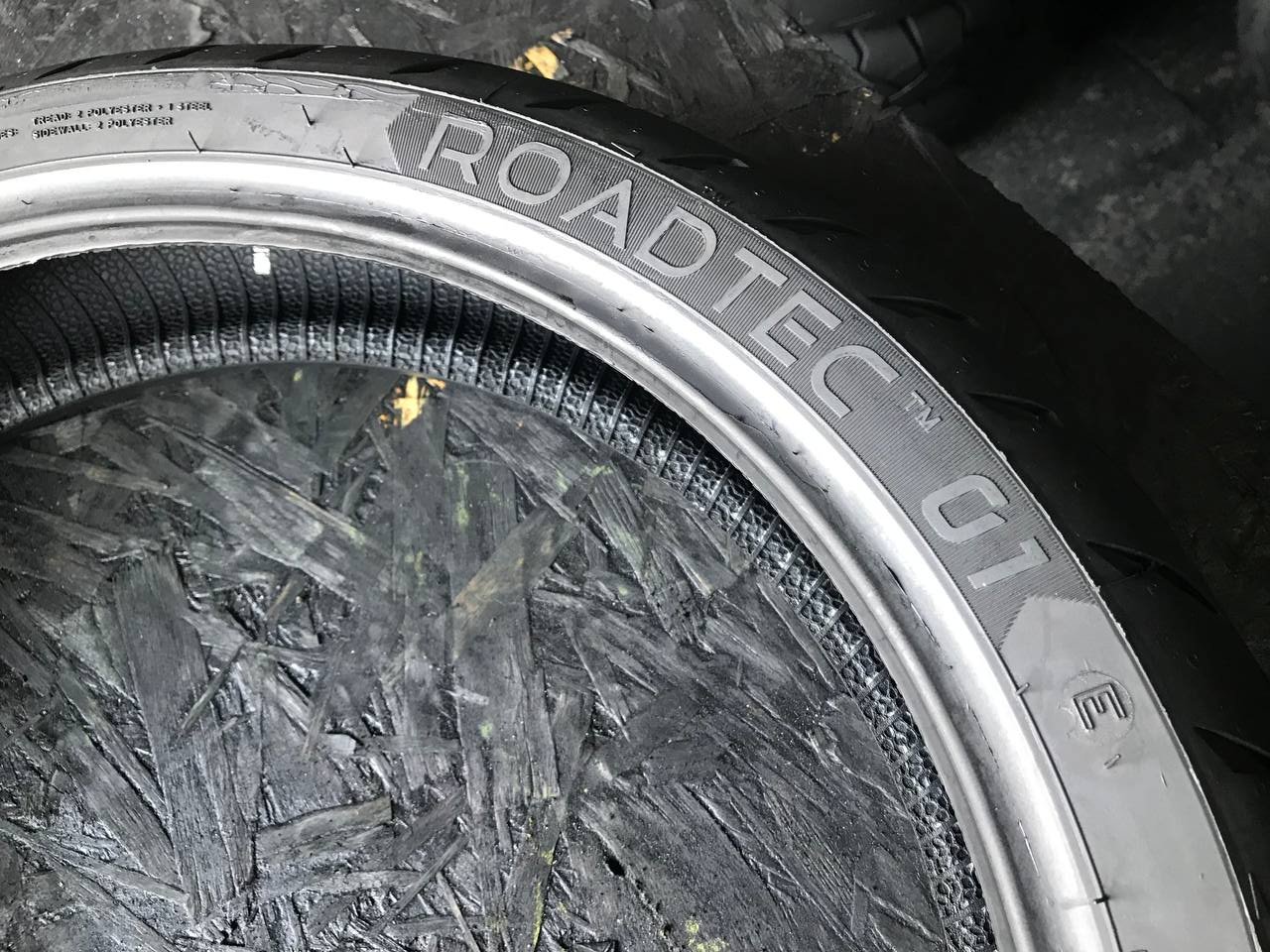 120/70 R17 Metzeler Roadtec 01