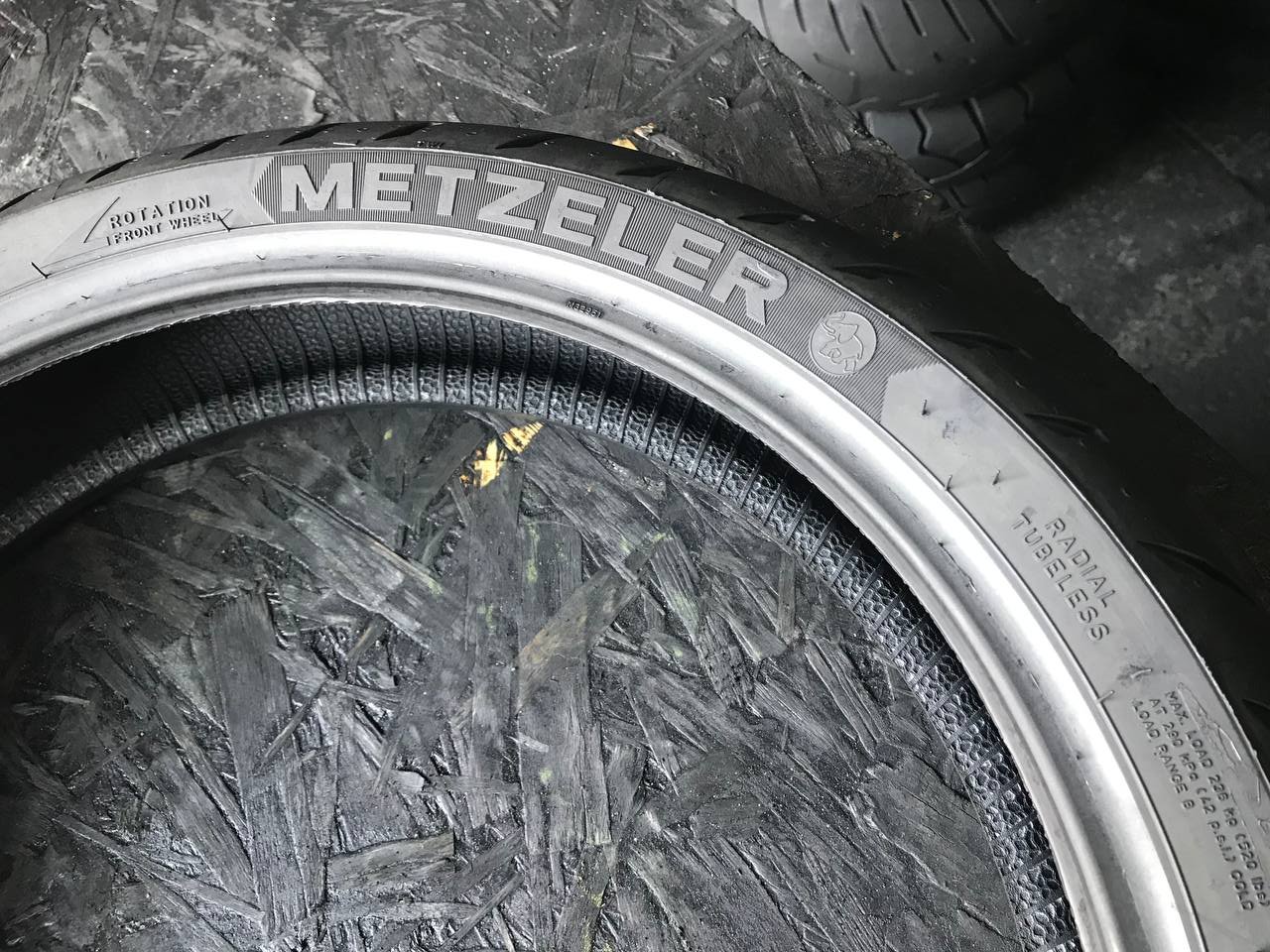 120/70 R17 Metzeler Roadtec 01