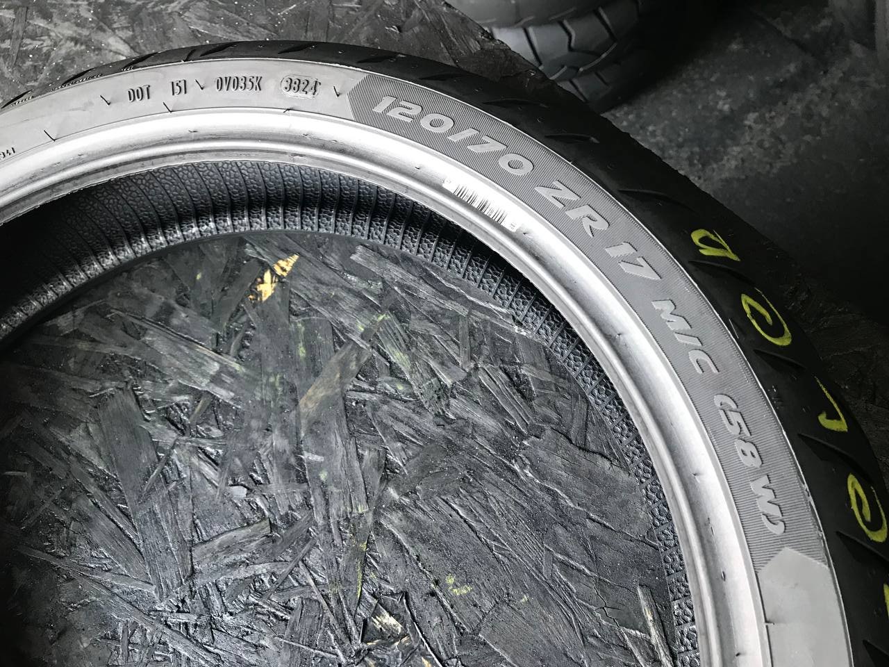 120/70 R17 Metzeler Roadtec 01