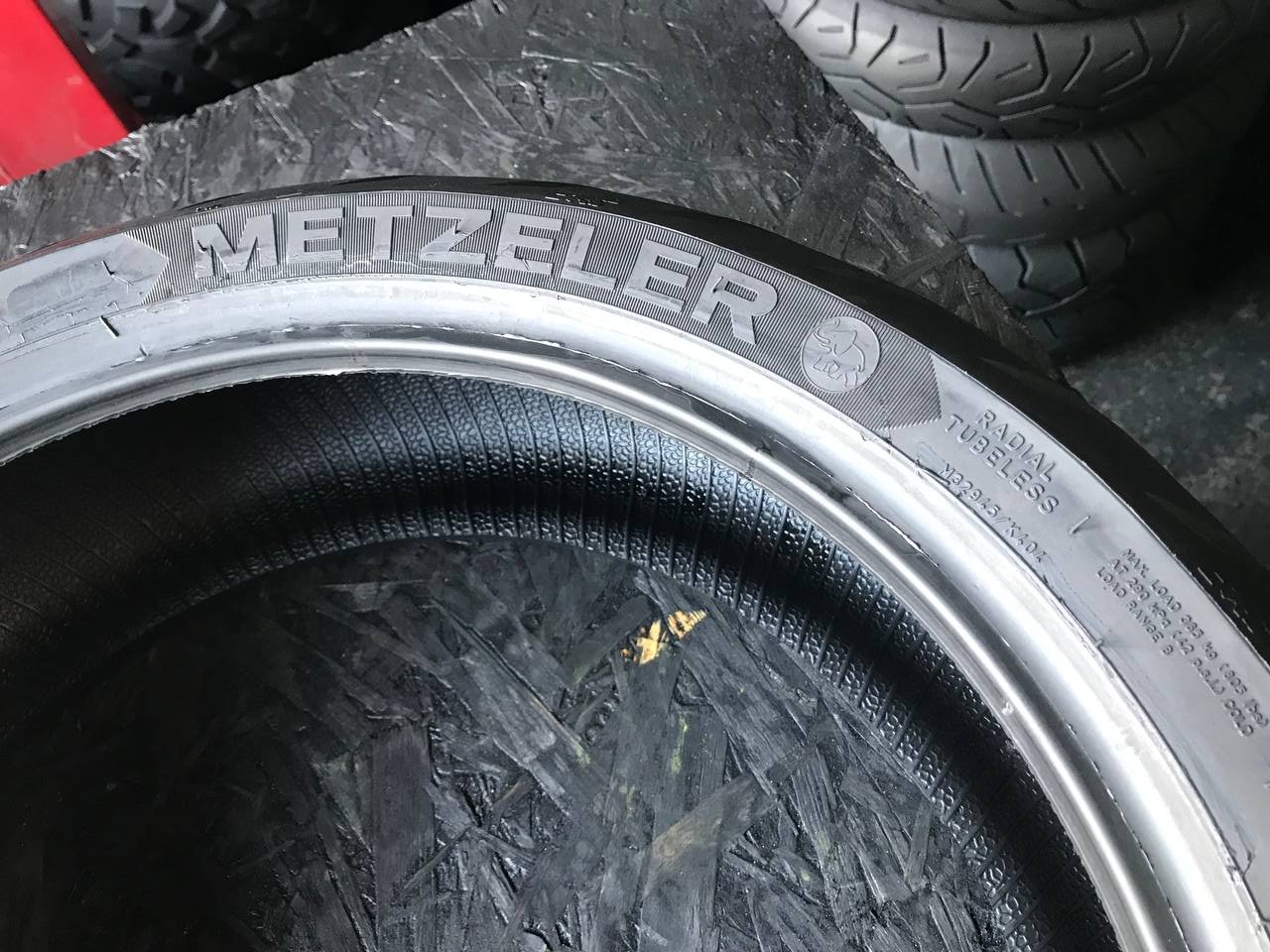 180/55 R17 Metzeler Roadtec 01