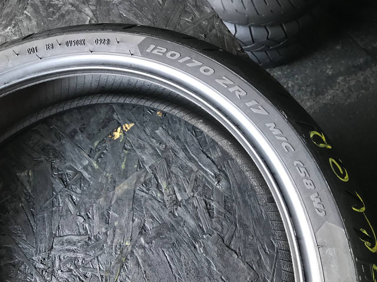 120/70 R17 Metzeler Roadtec 01 SE