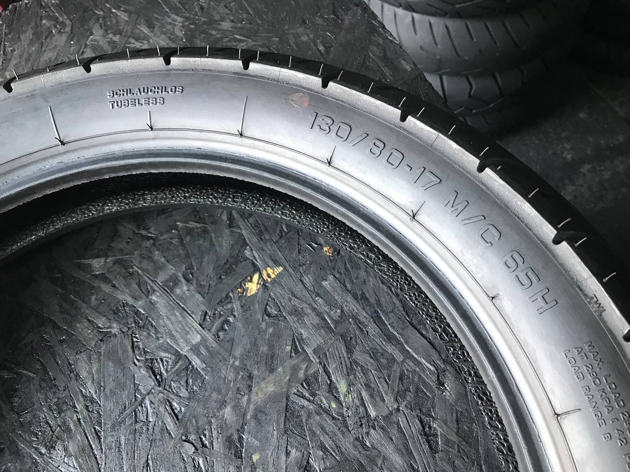 130/80 R17 Metzeler Lasertec