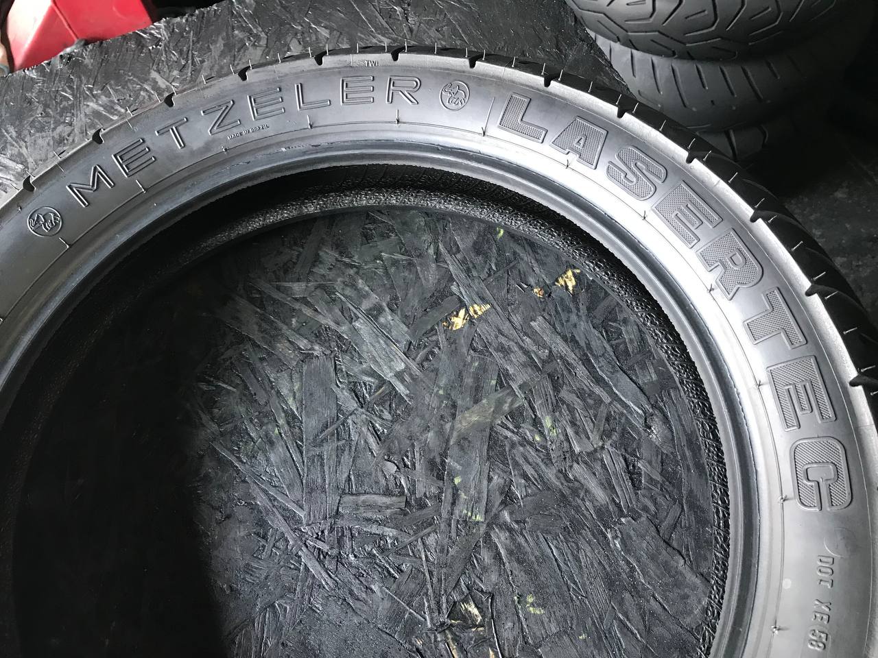 130/80 R17 Metzeler Lasertec