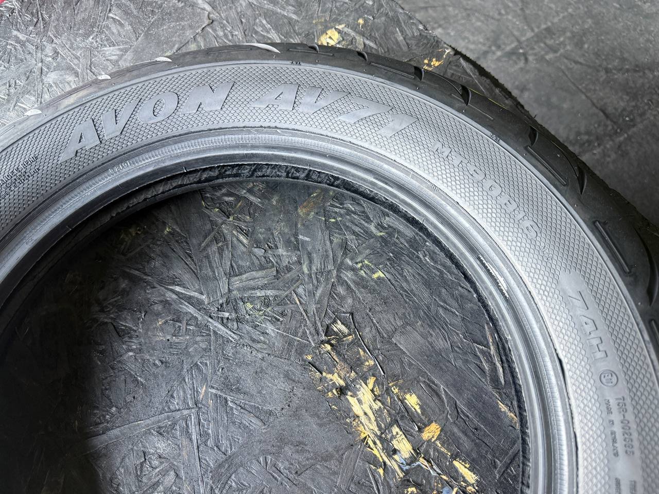 130/90 R16 Avon AV71 Cobra