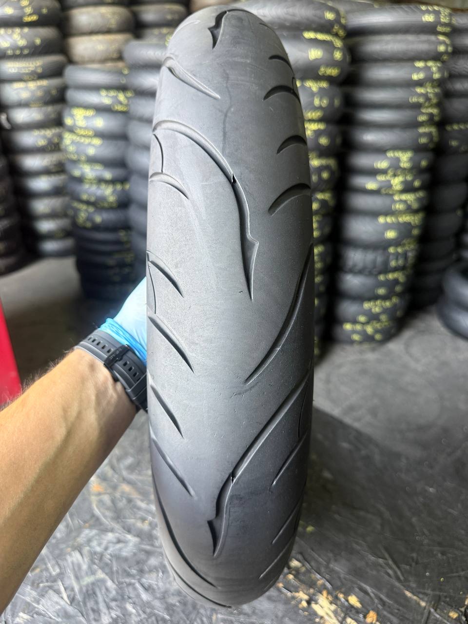 130/90 R16 Avon AV71 Cobra