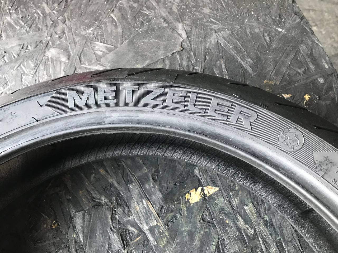 120/70 R17 Metzeler Roadtec 02