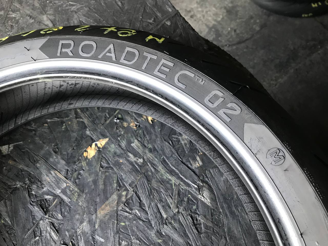 120/70 R17 Metzeler Roadtec 02