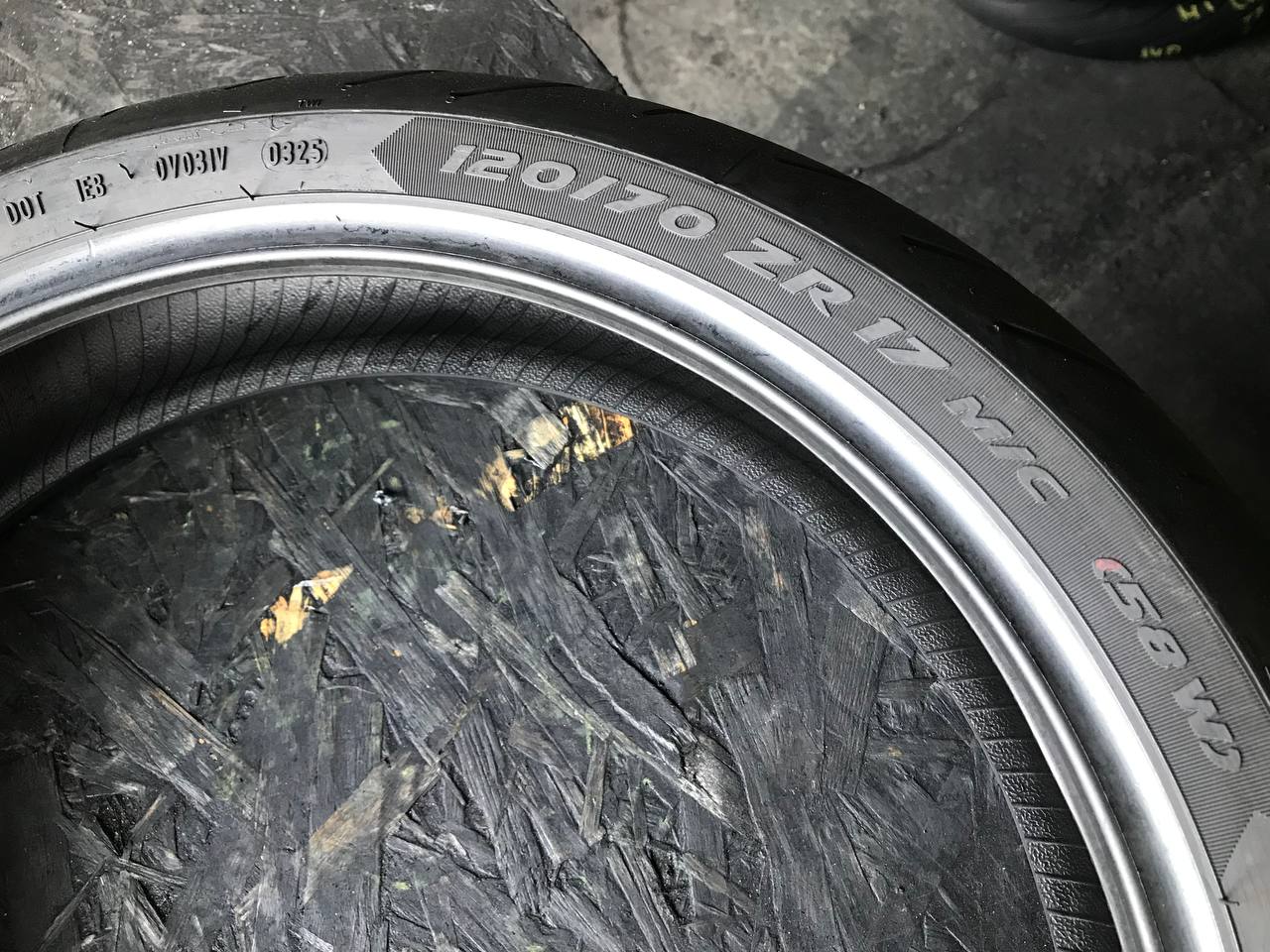 120/70 R17 Metzeler Roadtec 02