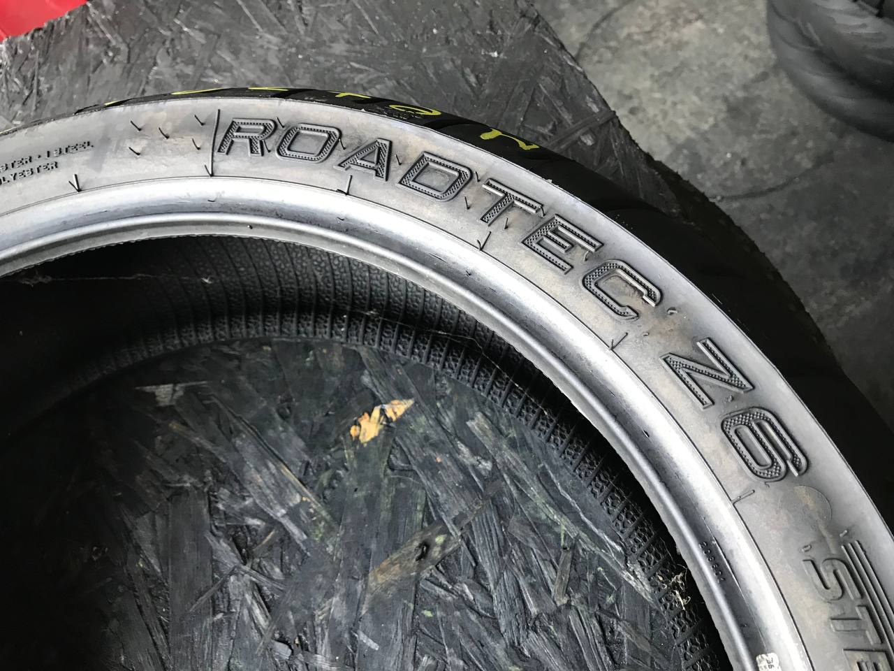 160/60 R17 Metzeler Roadtec Z6