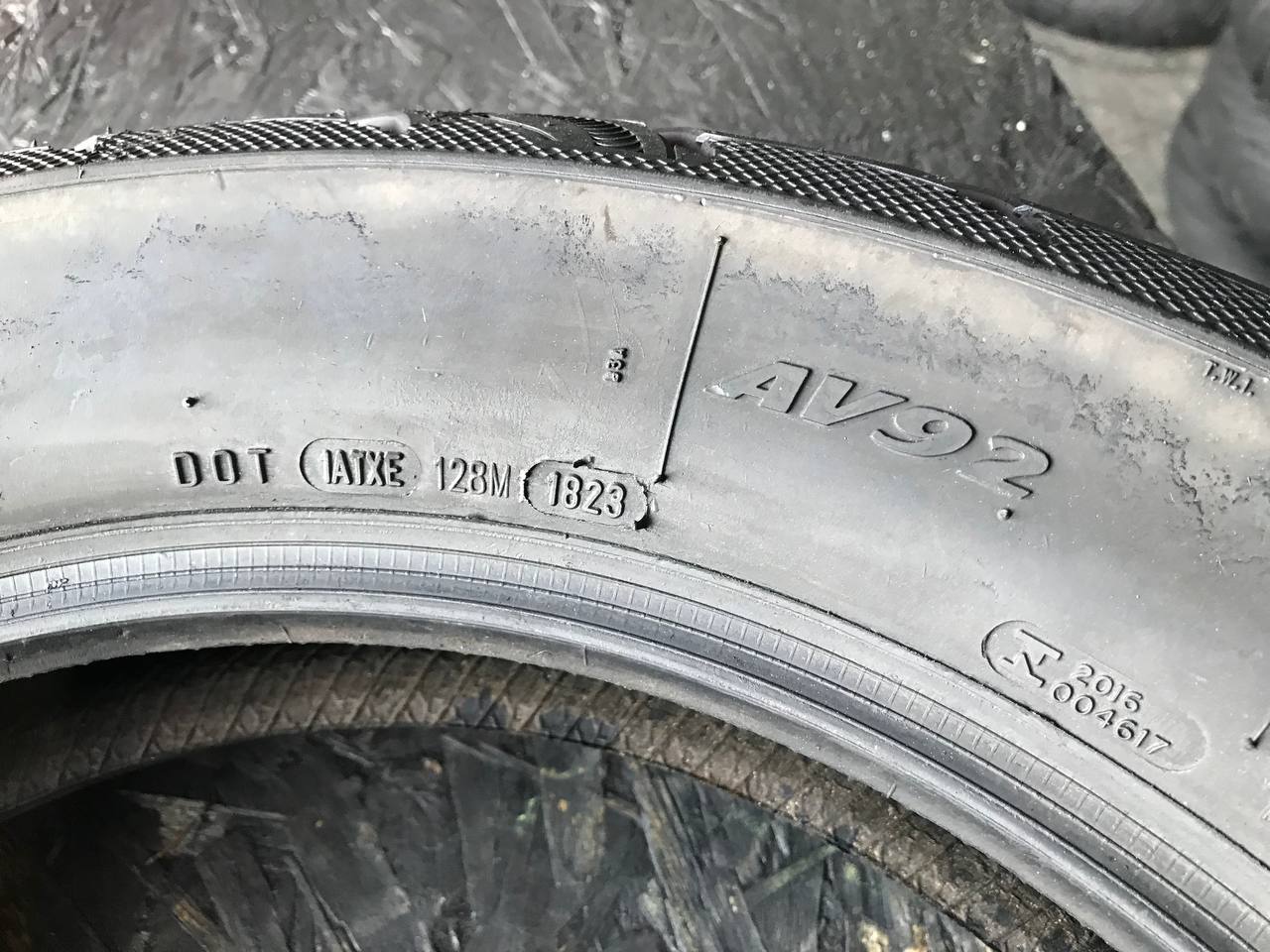 150/80 R16 Avon AV92 Cobra Chrome
