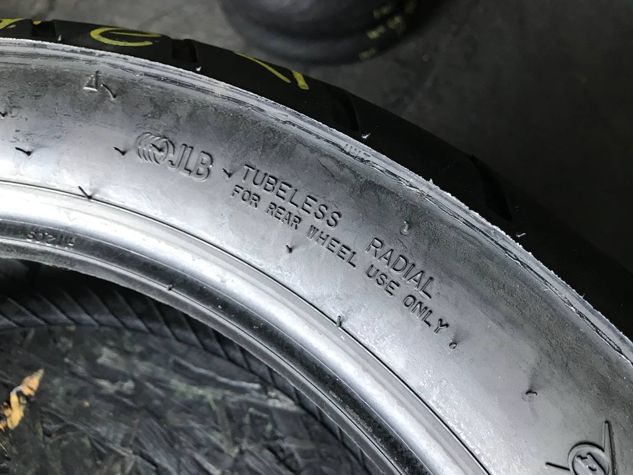 190/60 R17 Dunlop D251