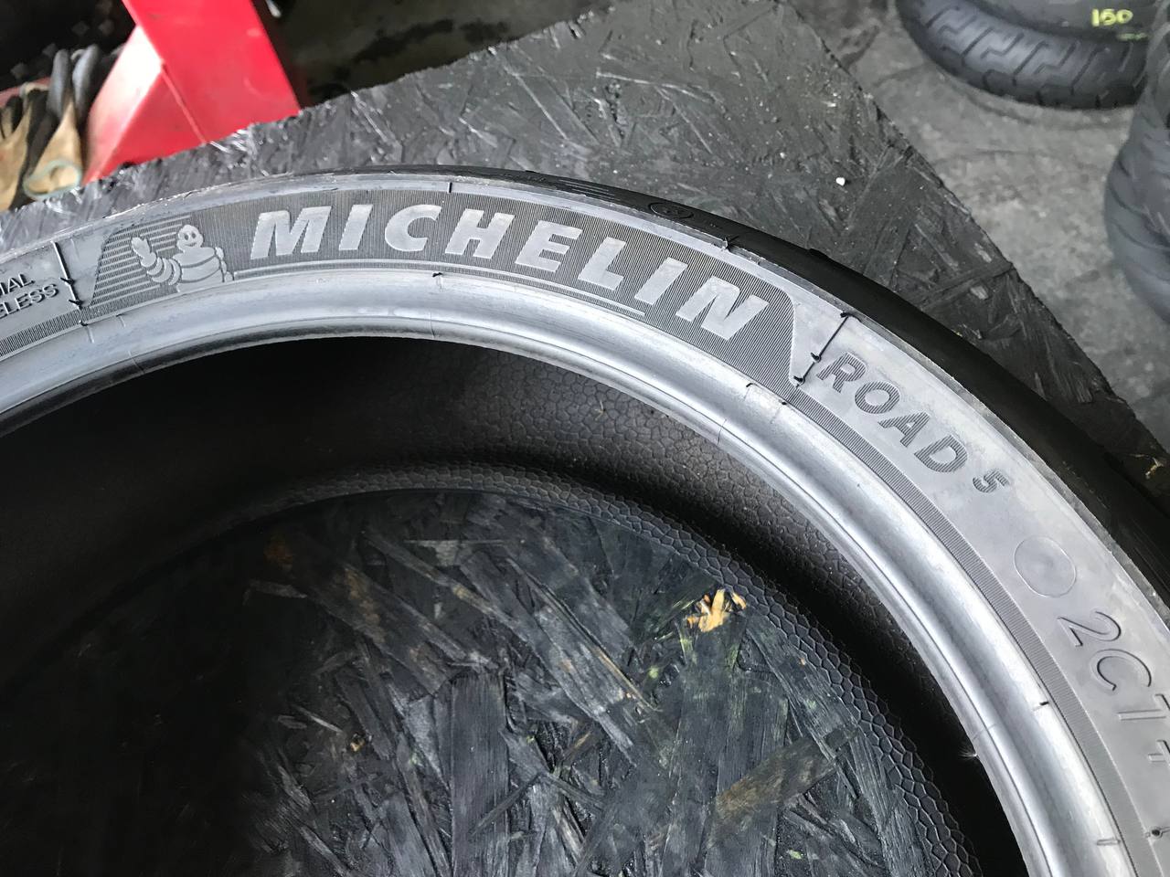 180/55 R17 Michelin Road 5
