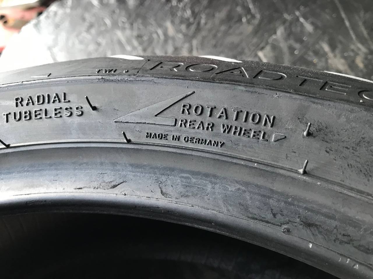 180/55 R17 Metzeler Roadtec 02