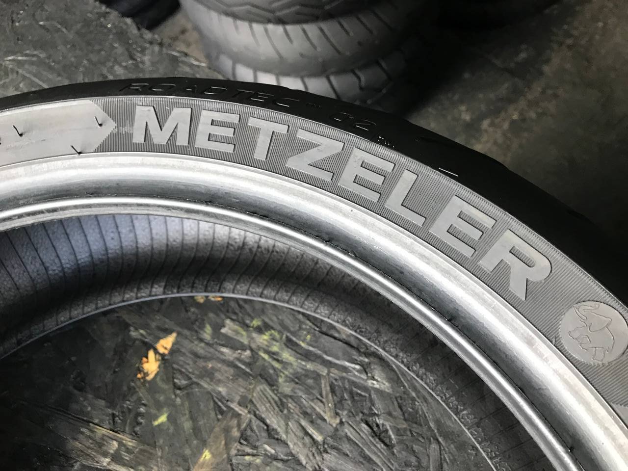 180/55 R17 Metzeler Roadtec 02