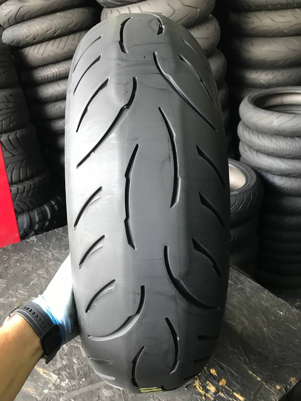 180/55 R17 Metzeler Roadtec 02