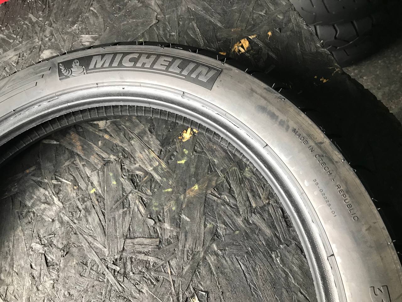 / R19 Michelin Pilot Activ