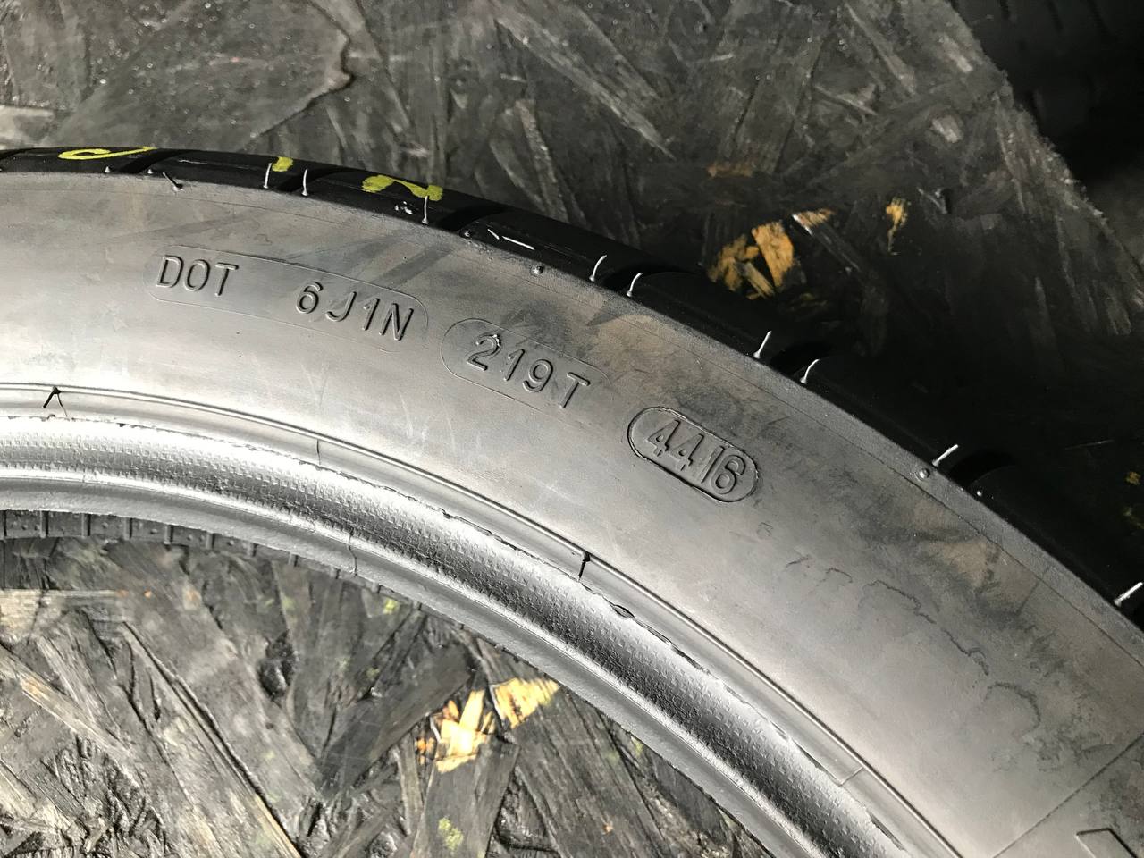 / R19 Michelin Pilot Activ