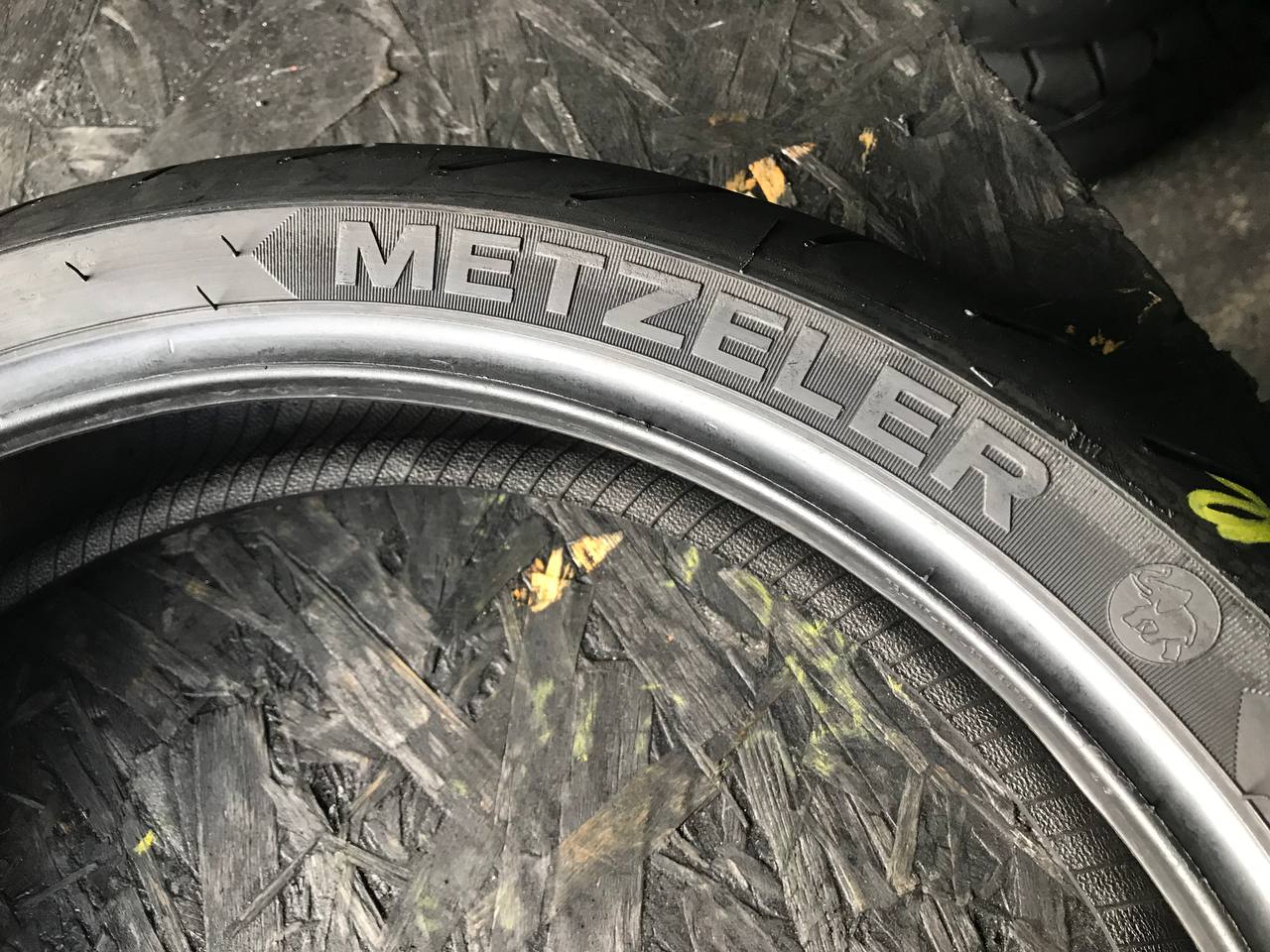 120/70 R17 Metzeler Roadtec 02