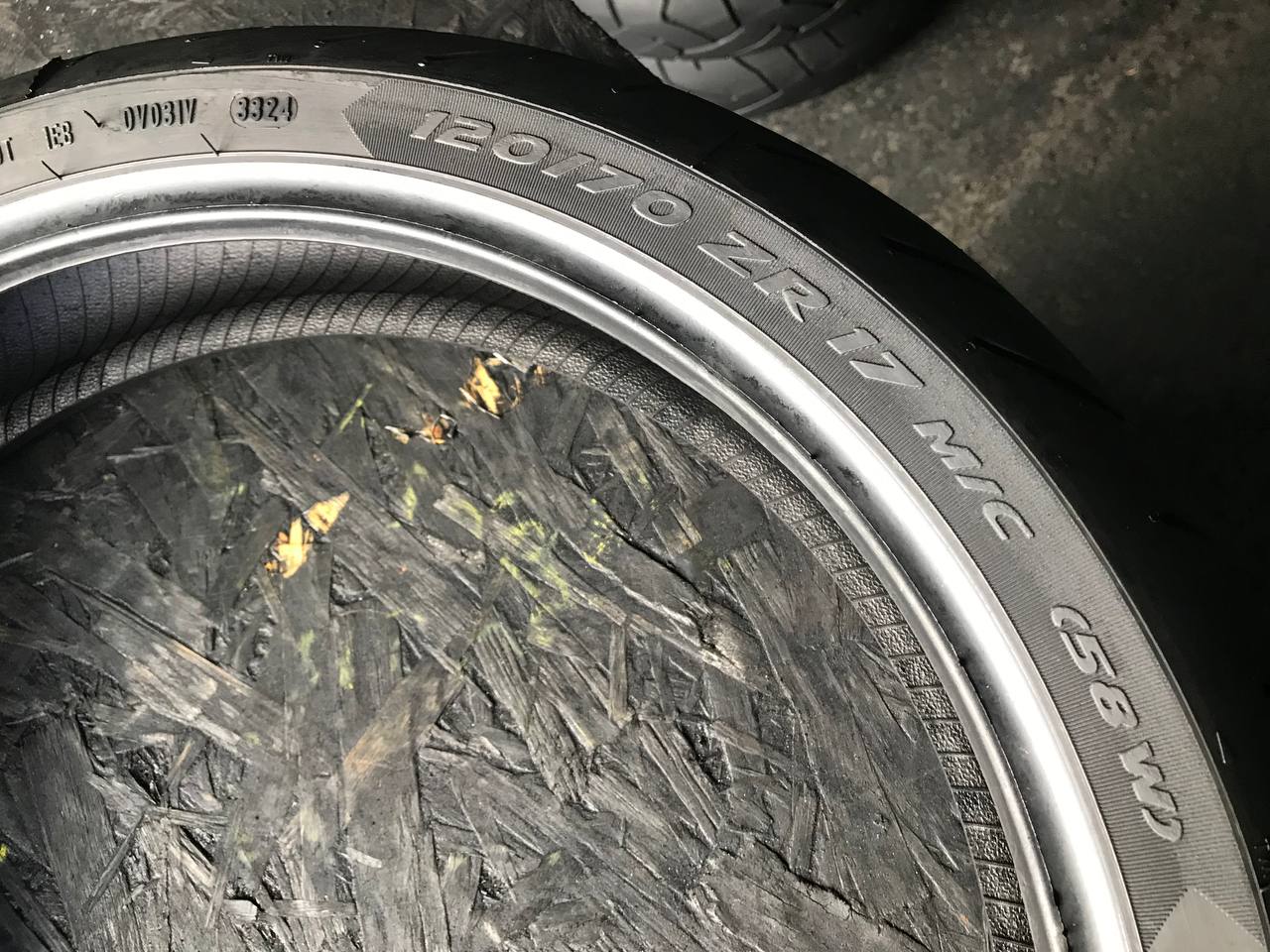120/70 R17 Metzeler Roadtec 02