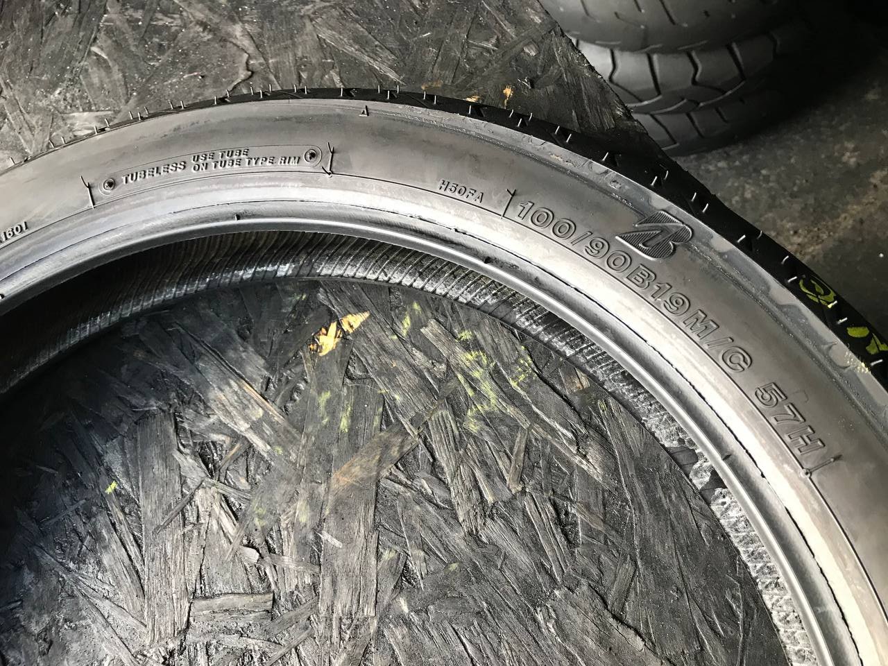 100/90 R19 Bridgestone BattleCruise H50