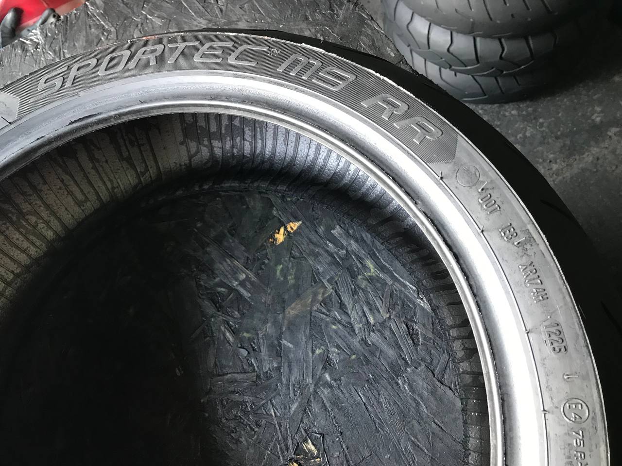 200/55 R17 Metzeler Sportec M9 RR