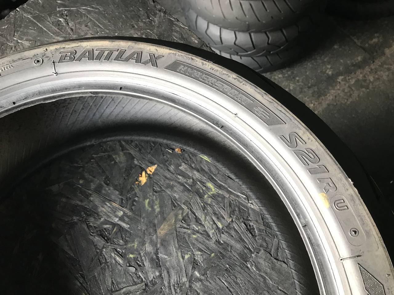 180/55 R17 Bridgestone Battlax Hypersport S21R
