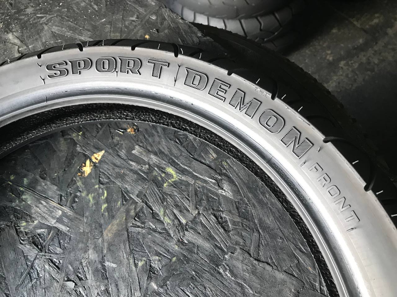 100/80 R17 Pirelli Sport Demon