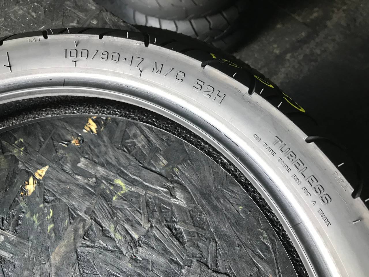 100/80 R17 Pirelli Sport Demon