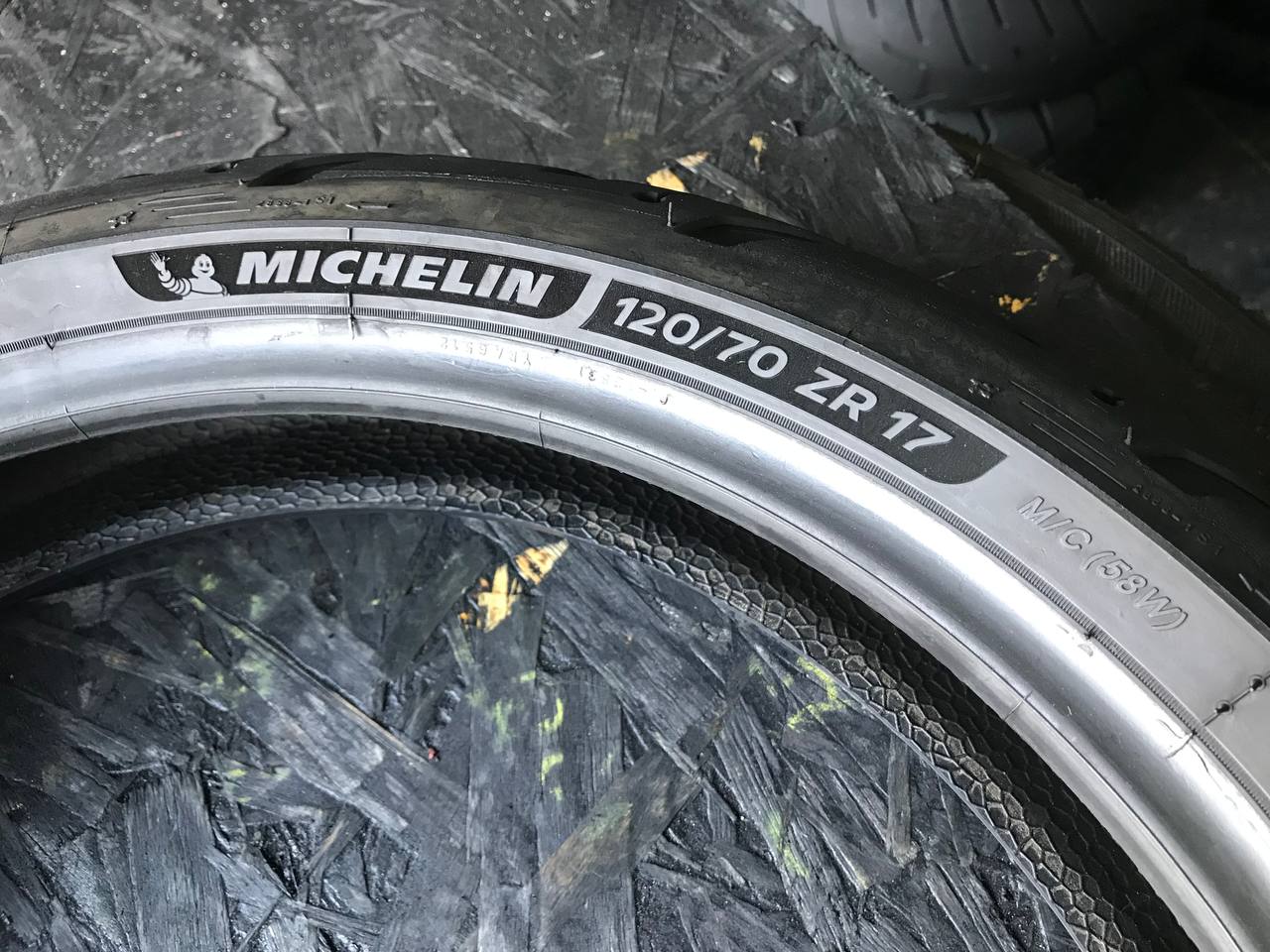120/70 R17 Michelin Road 6