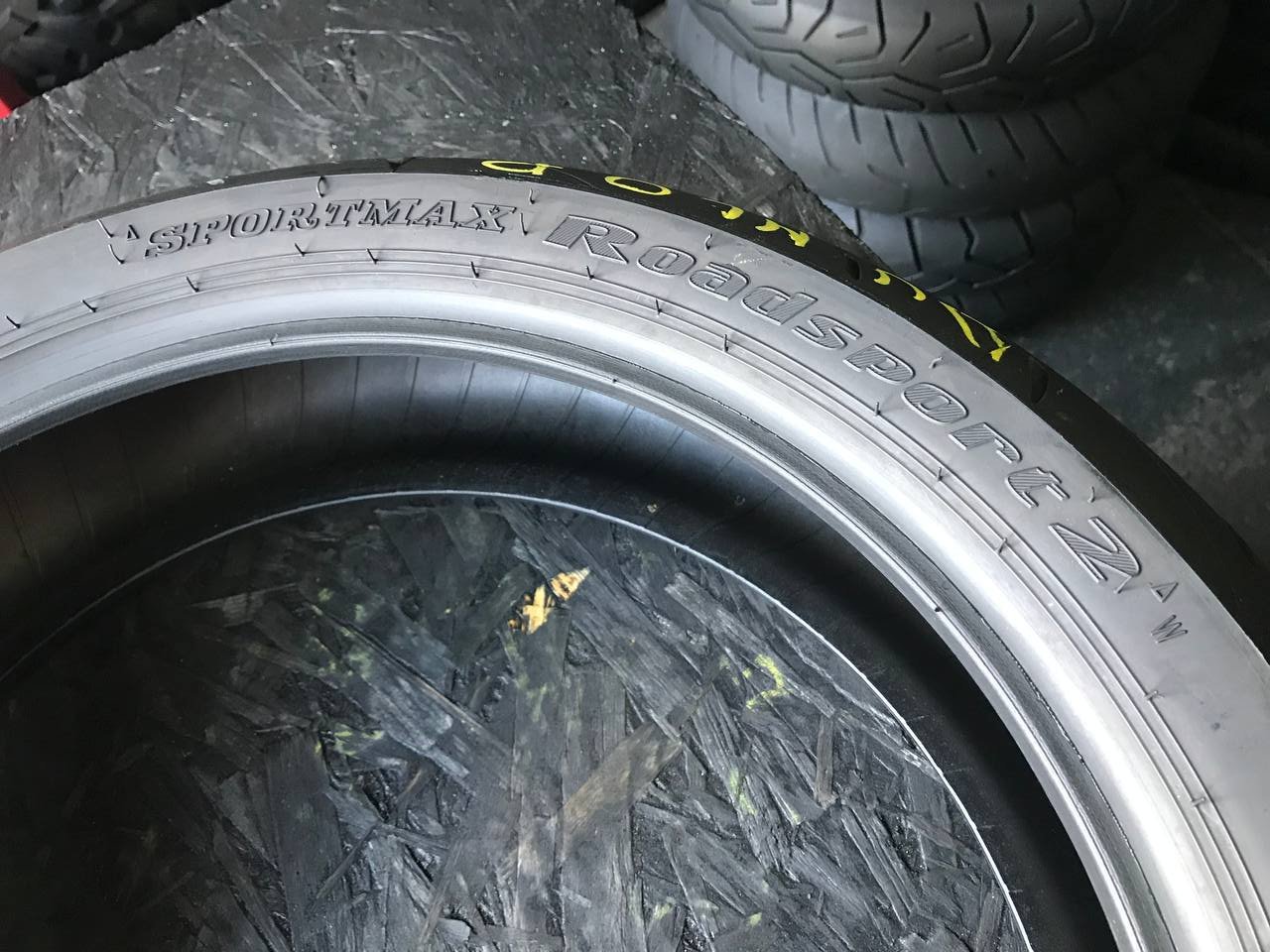 160/60 R17 Dunlop SportMax RoadSport 2