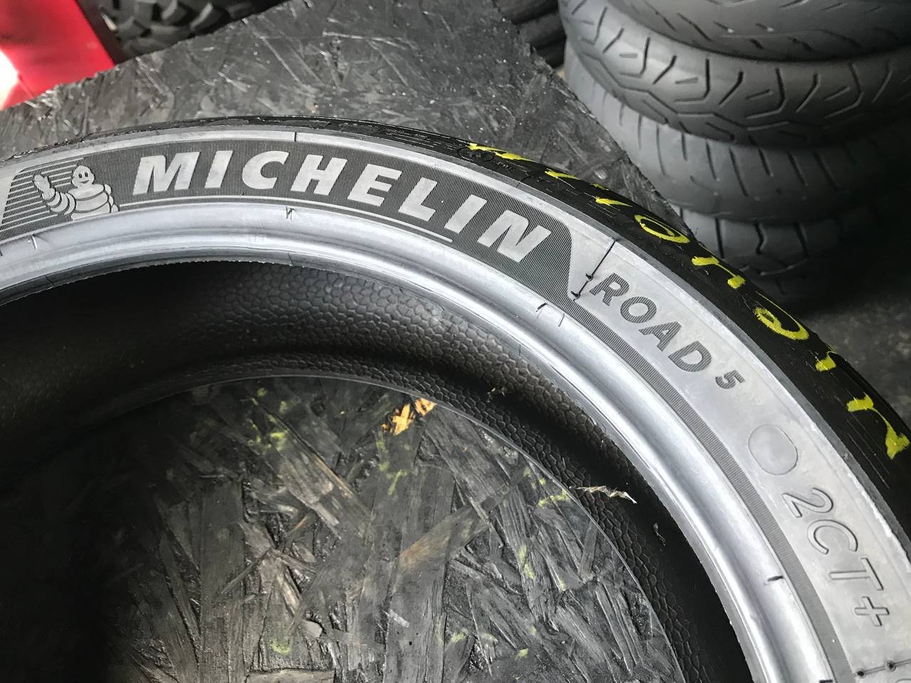 180/55 R17 Michelin Road 5