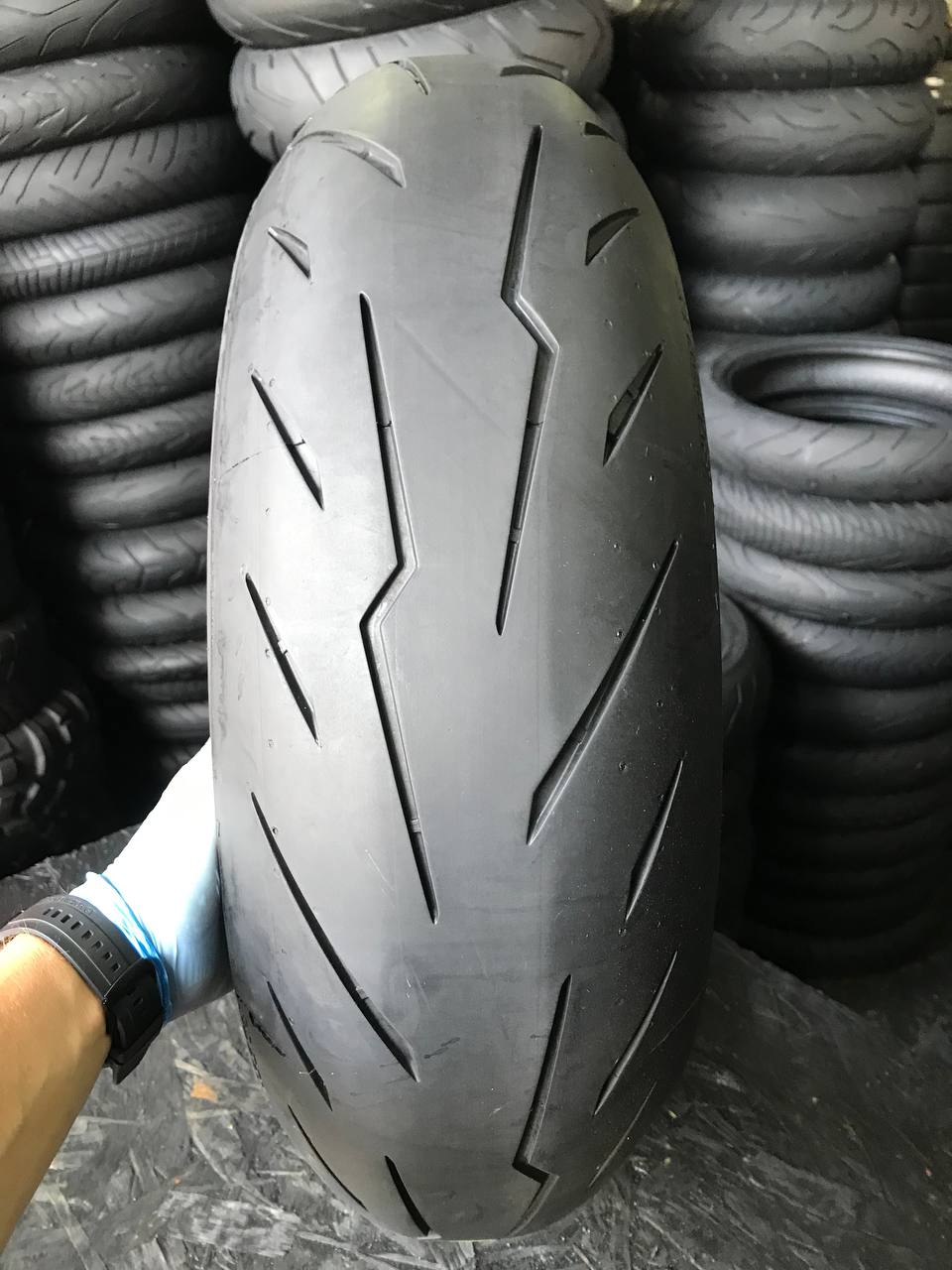 180/60 R17 Pirelli Diablo Rosso IV
