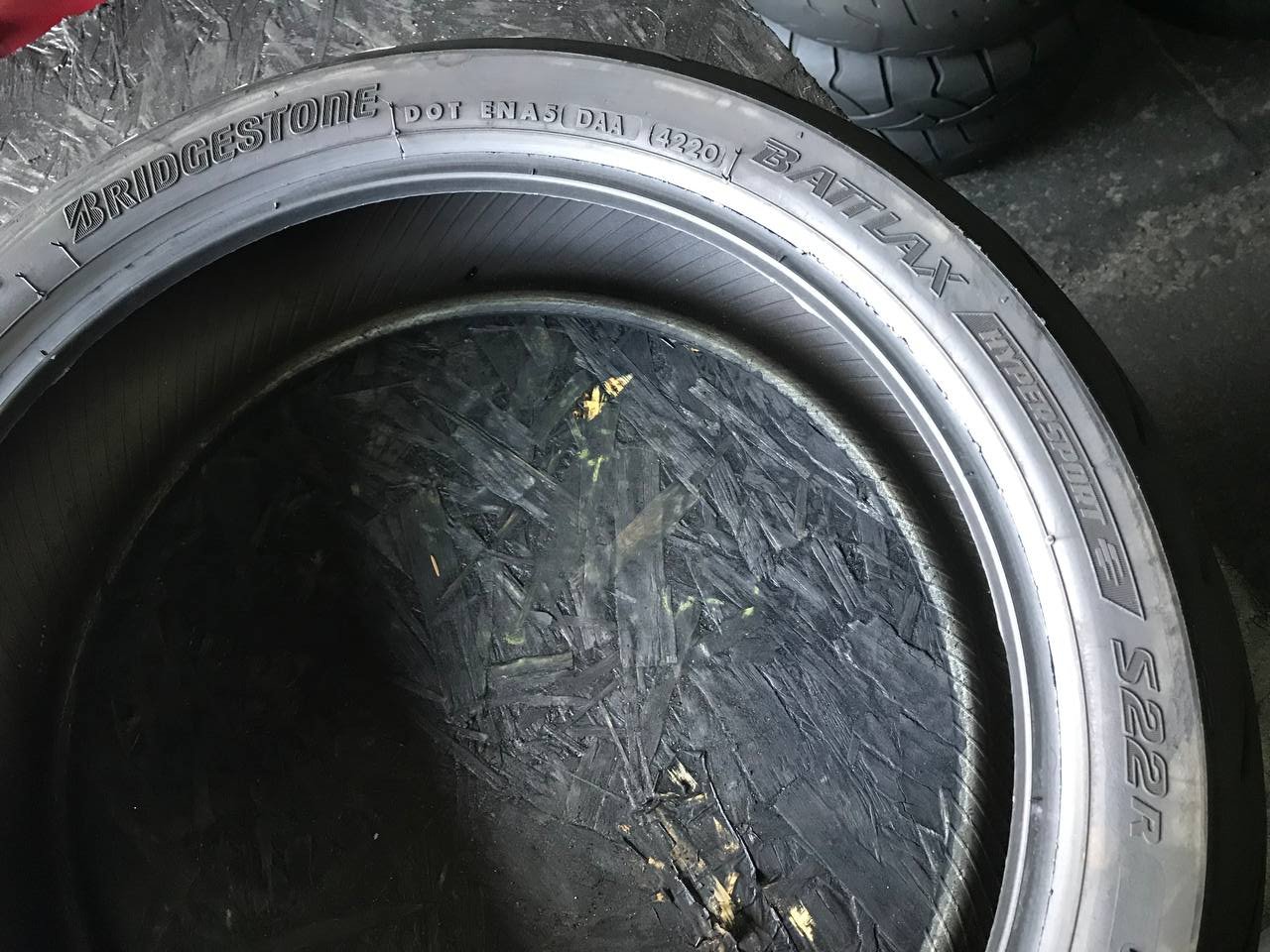 180/55 R17 Bridgestone Battlax Hypersport S22R