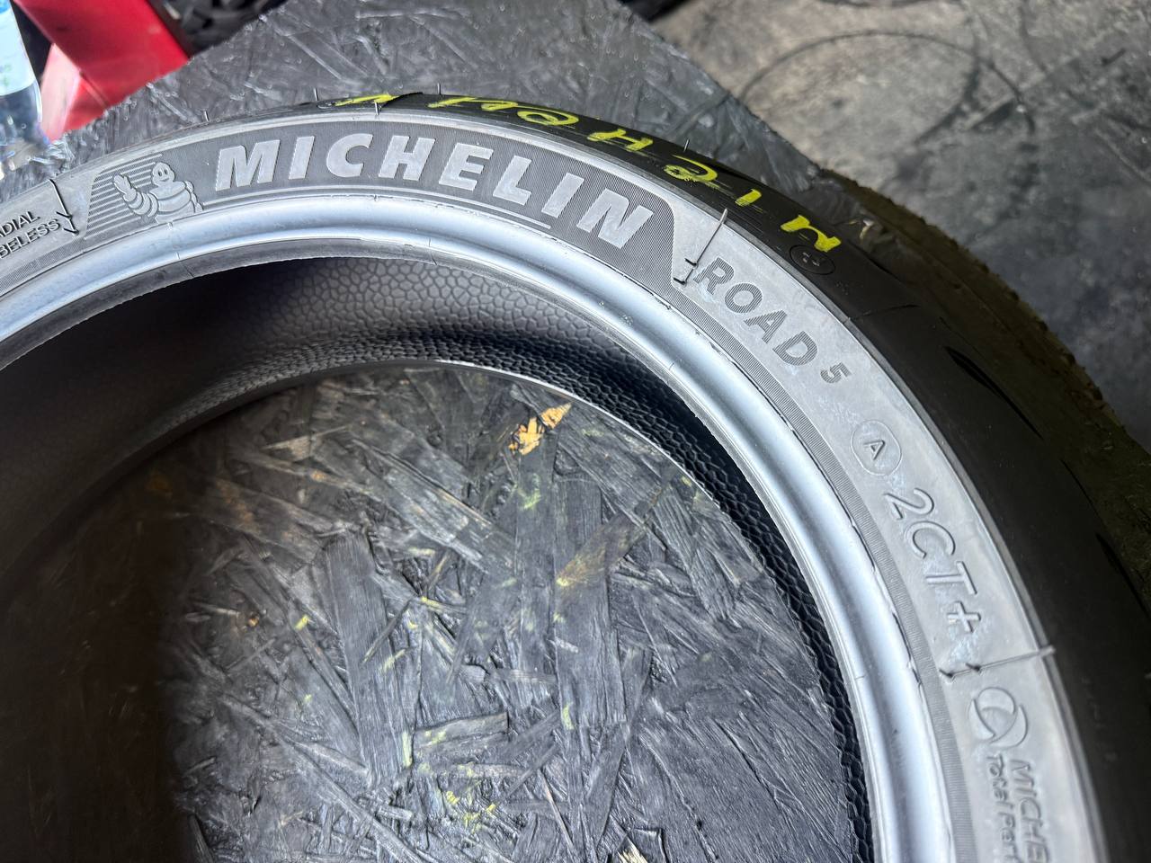 160/60 R17 Michelin Road 5