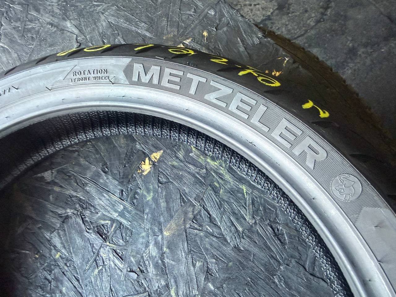 120/70 R17 Metzeler Roadtec 01