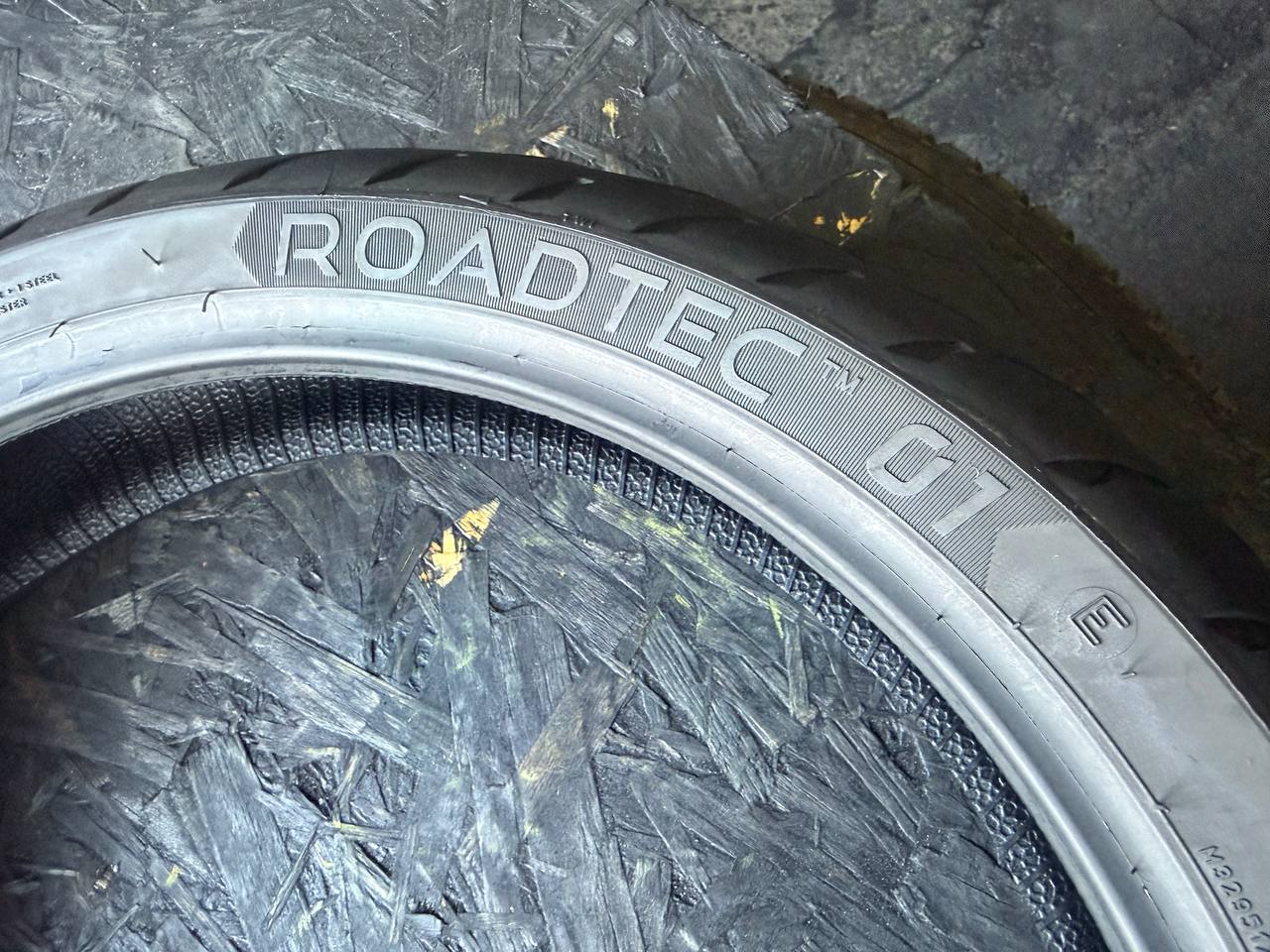 120/70 R17 Metzeler Roadtec 01