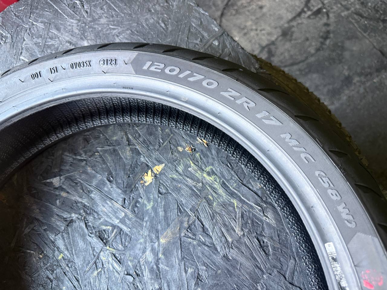 120/70 R17 Metzeler Roadtec 01