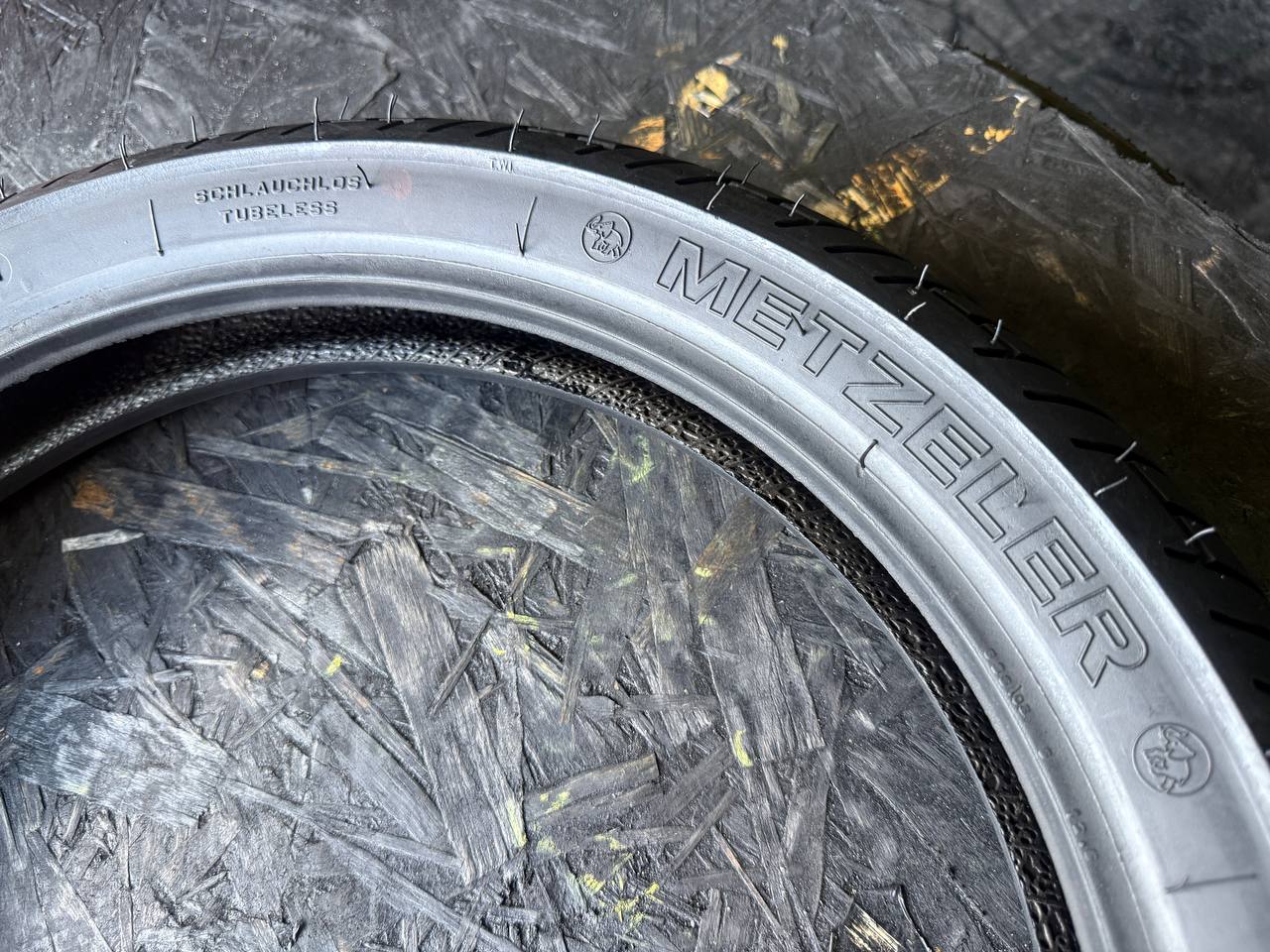 110/70 R17 Metzeler Lasertec